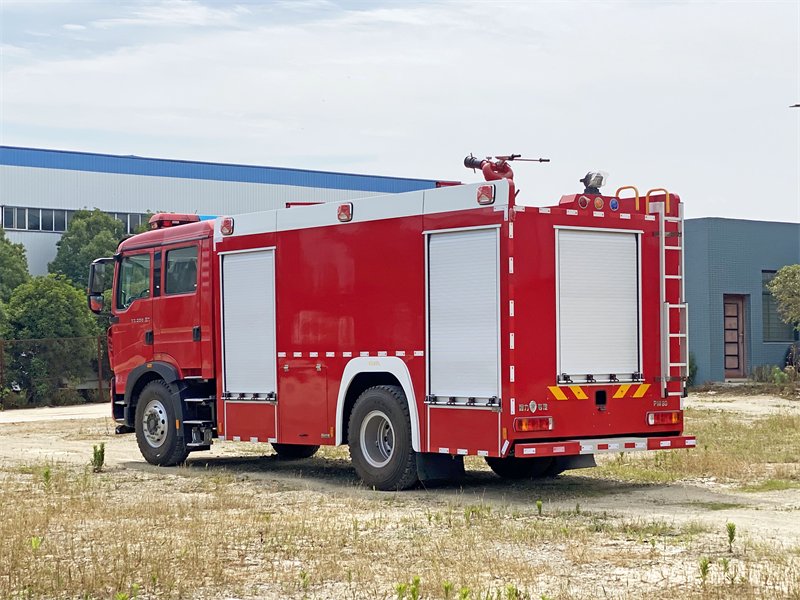 🚒 消防车大揭秘：城市里的"红色守护神"到底有多硬核？